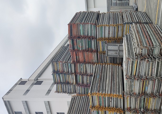 大型建案使用的鋼管鷹架系統全景