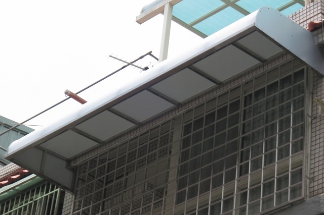 東哥工程師傅正在進行豐原採光罩骨架安裝