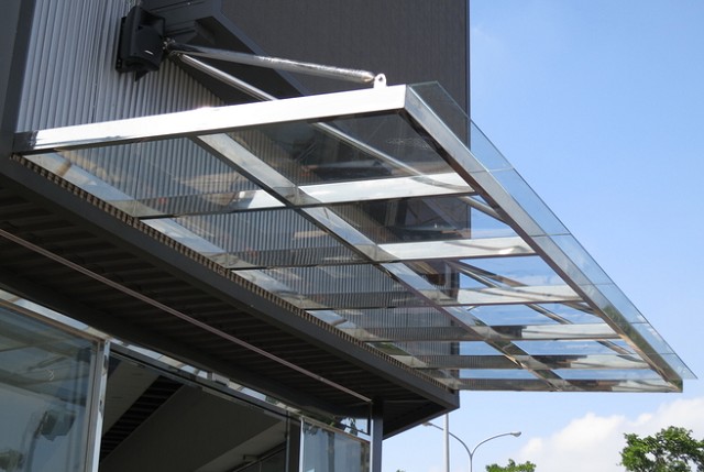 東哥工程安裝的現代風格豐原玻璃採光罩，兼具美觀與實用性